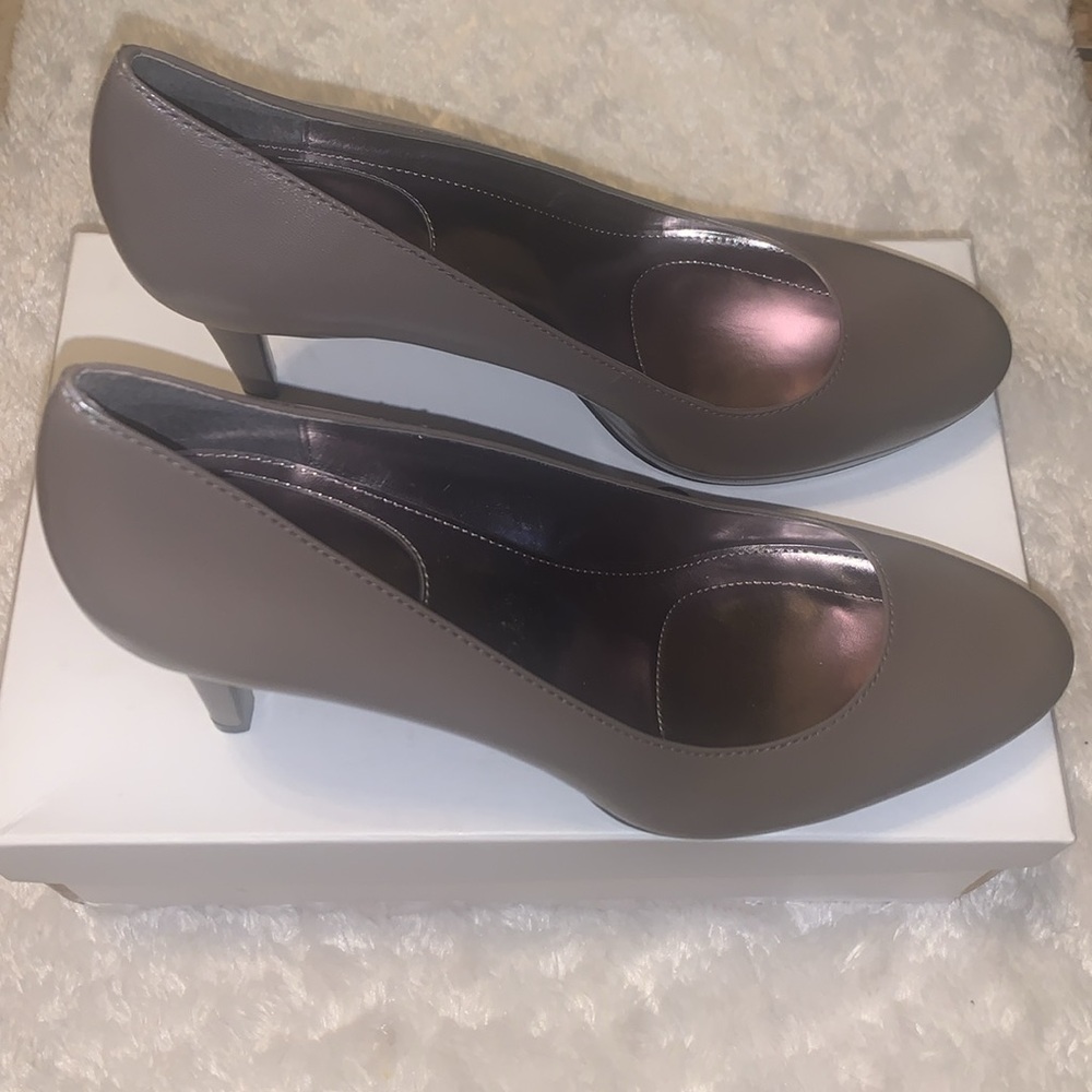 🎁NIB Calvin Klein Taupe Odette Kid Skin Leather Heels- 9.5M